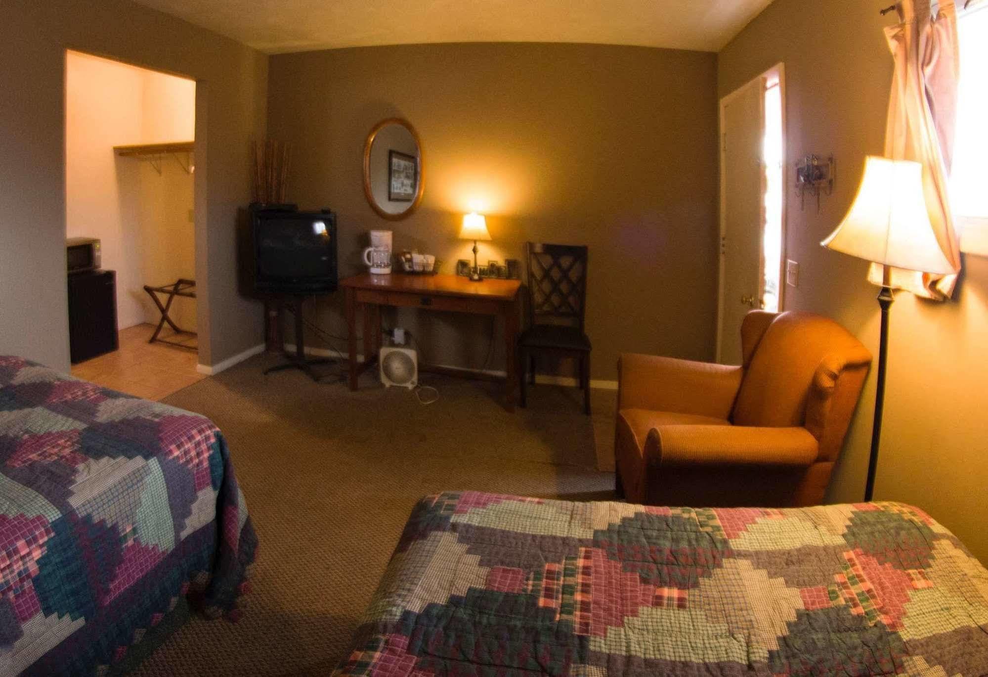 Yellowstone Holiday Motel Запад Йеллоустон Экстерьер фото