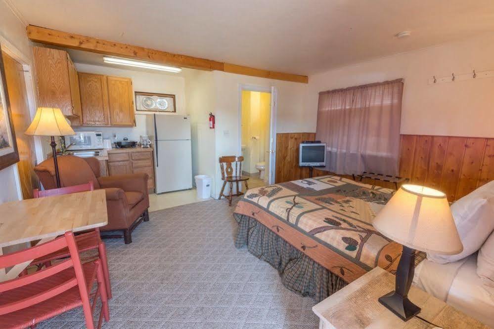 Yellowstone Holiday Motel Запад Йеллоустон Экстерьер фото