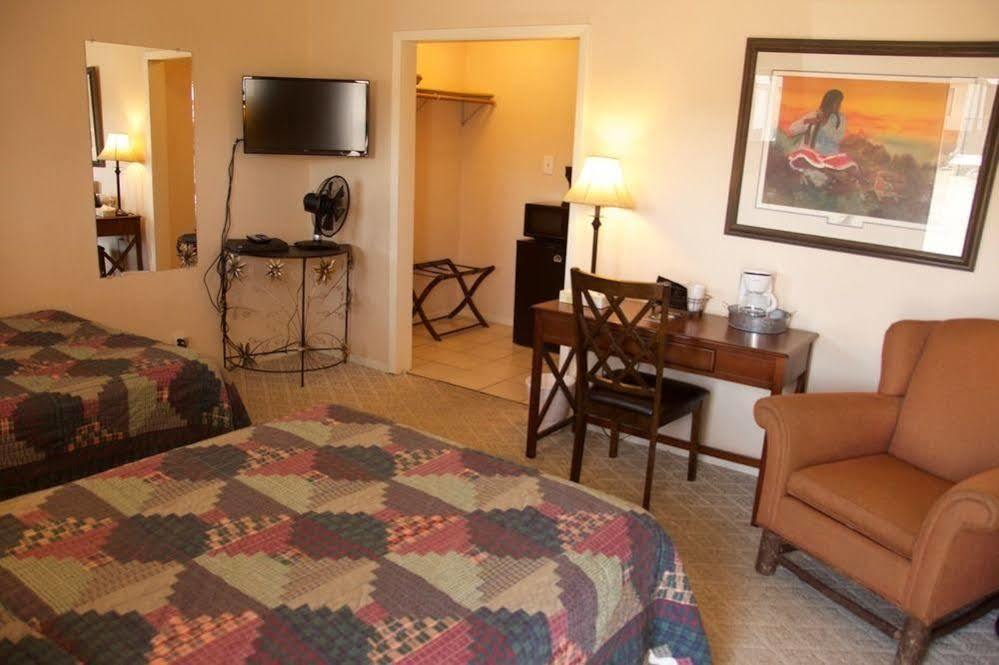 Yellowstone Holiday Motel Запад Йеллоустон Экстерьер фото